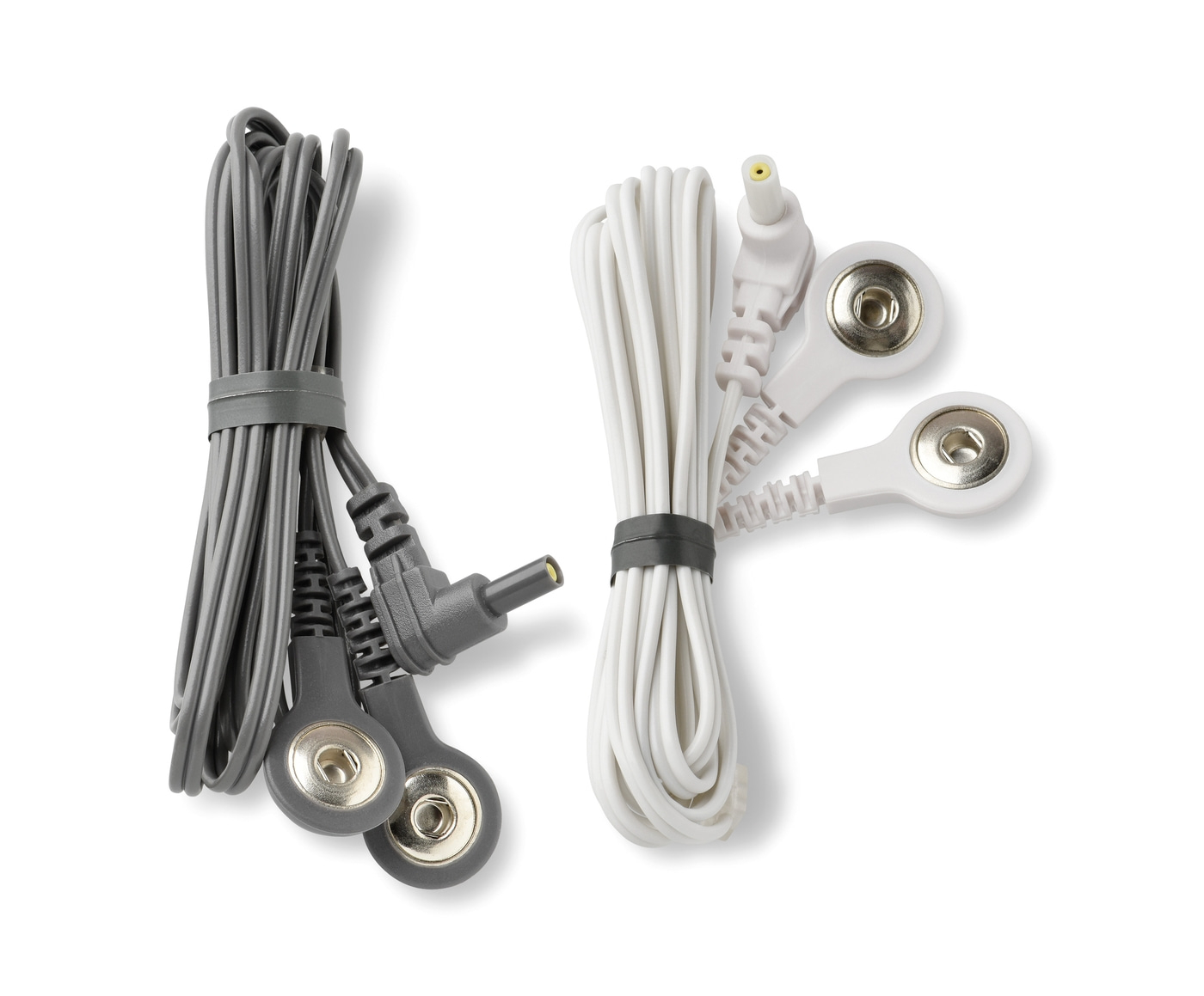Zwei Kabel mit Elektroden, grau und weiß, auf weißem Hintergrund.