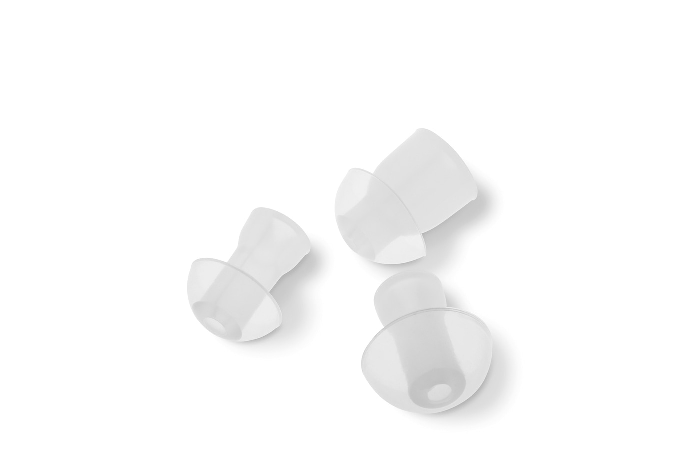 Trois bouchons d'oreille blancs sur fond blanc, gros plan, isolés, propres, clairs.