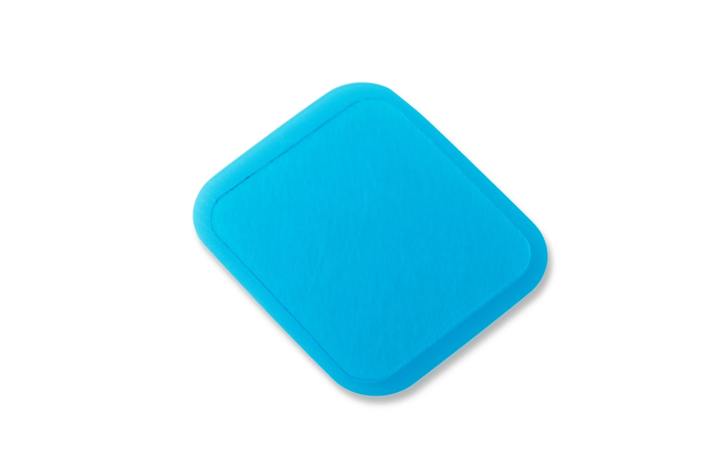 Ein blaues, quadratisches Kissen mit abgerundeten Ecken auf weißem Hintergrund.